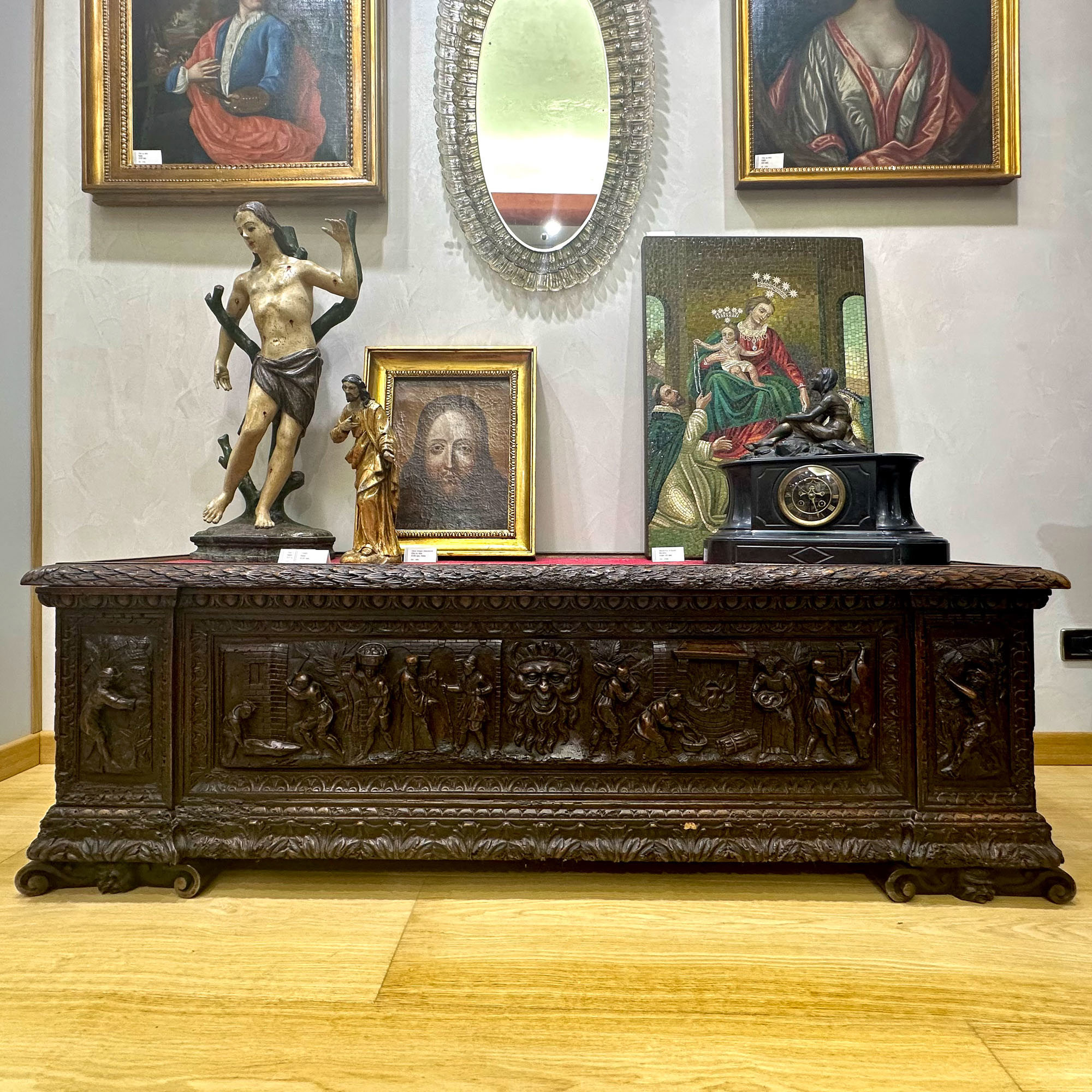 Cassapanca intagliata