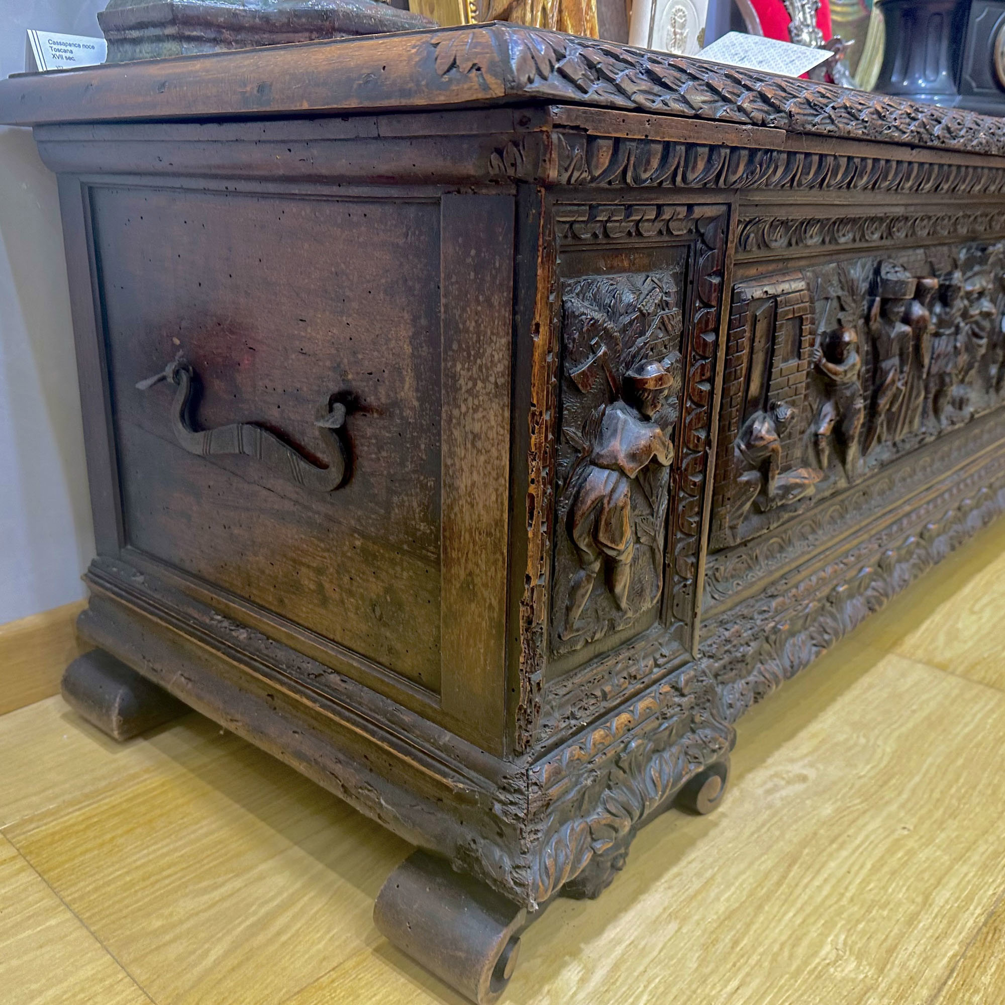 Cassapanca intagliata