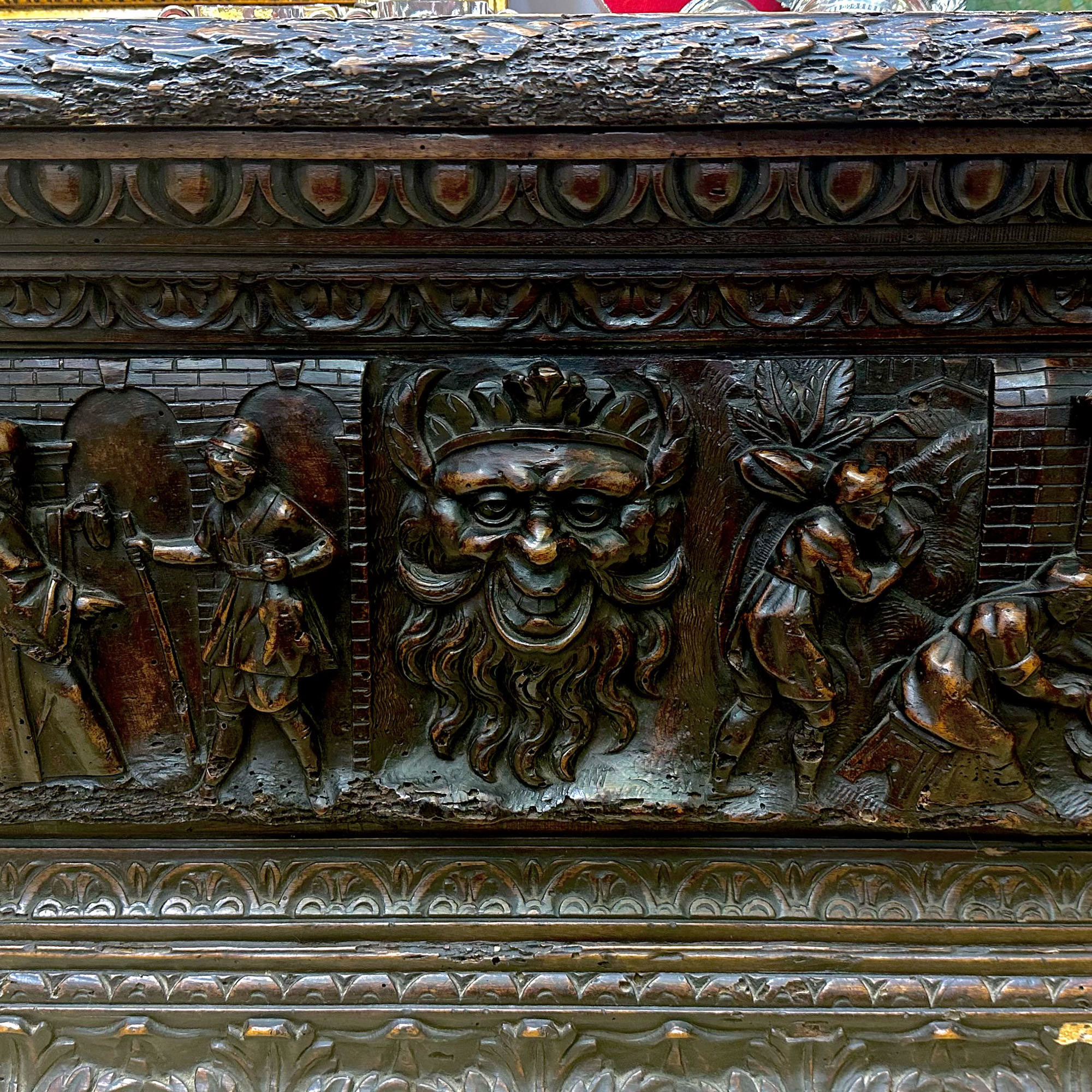 Cassapanca intagliata