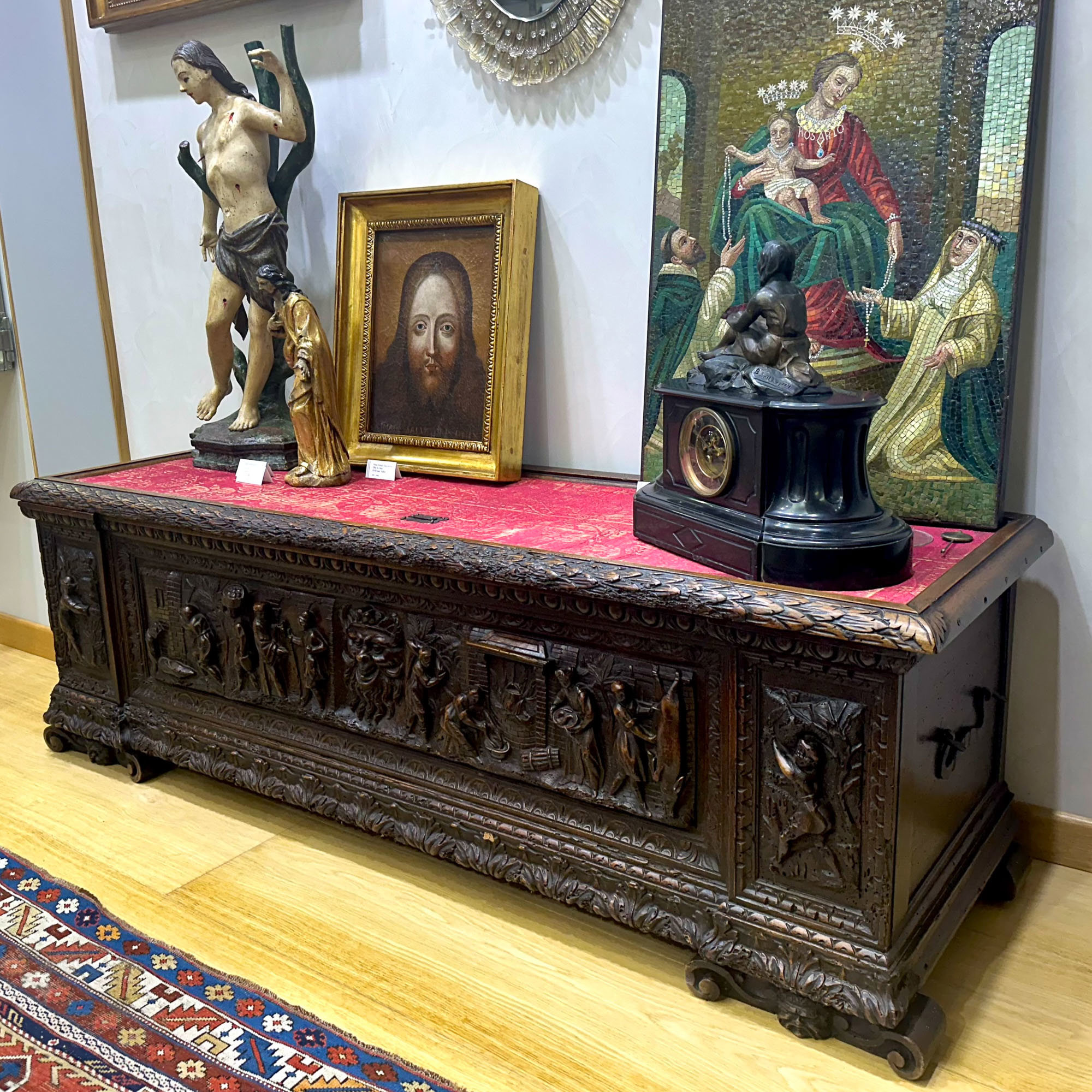 Cassapanca intagliata