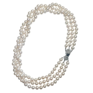 Collana di perle Akoya con chiusura in oro bianco, zaffiro e diamanti - Italia anni '50